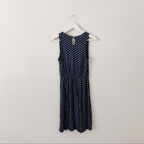LIKE NEW! NAVY BLUE PATTERNED SLEEVELESS DRESS! - Picture 3 of 3